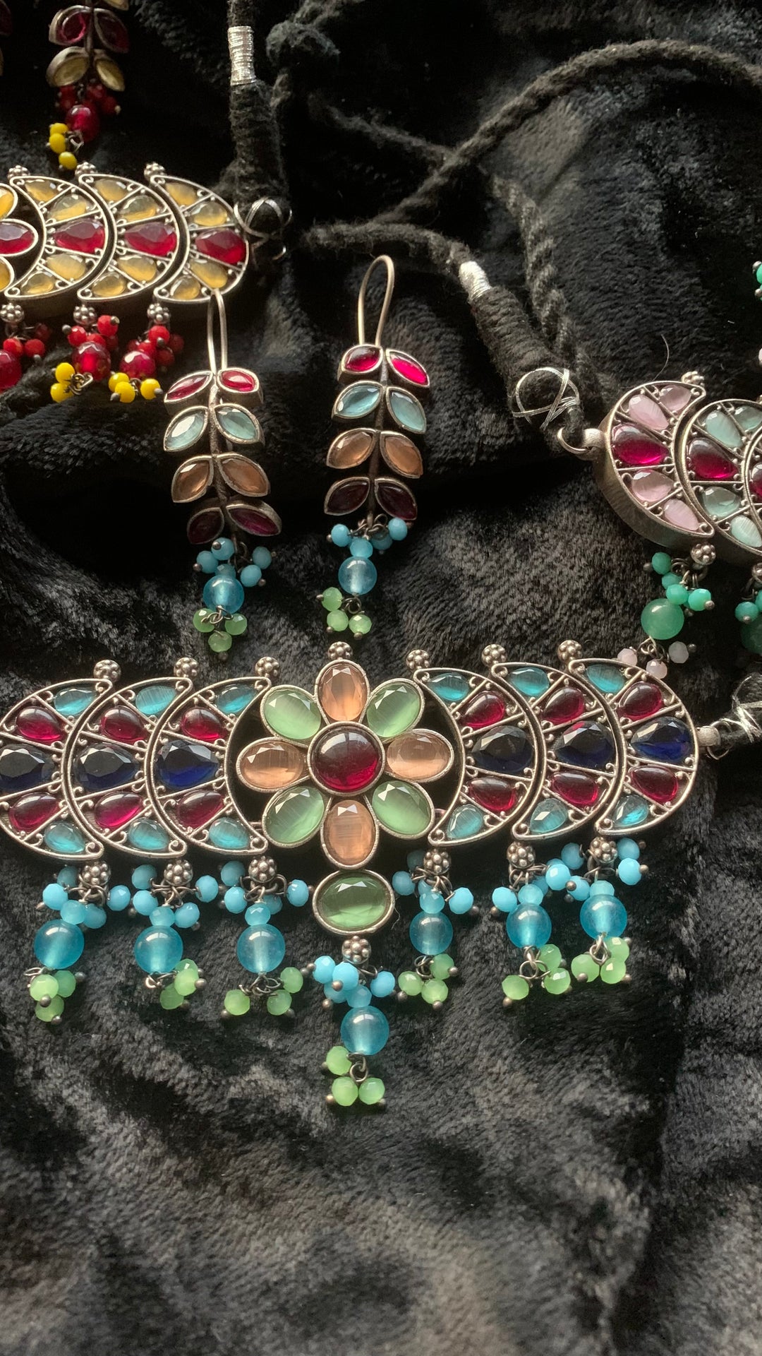 Artistic Stones Choker with Statement Earrings