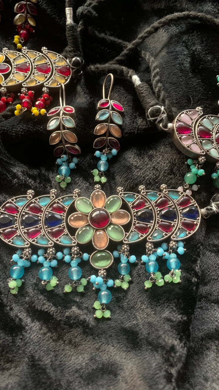 Artistic Stones Choker with Statement Earrings