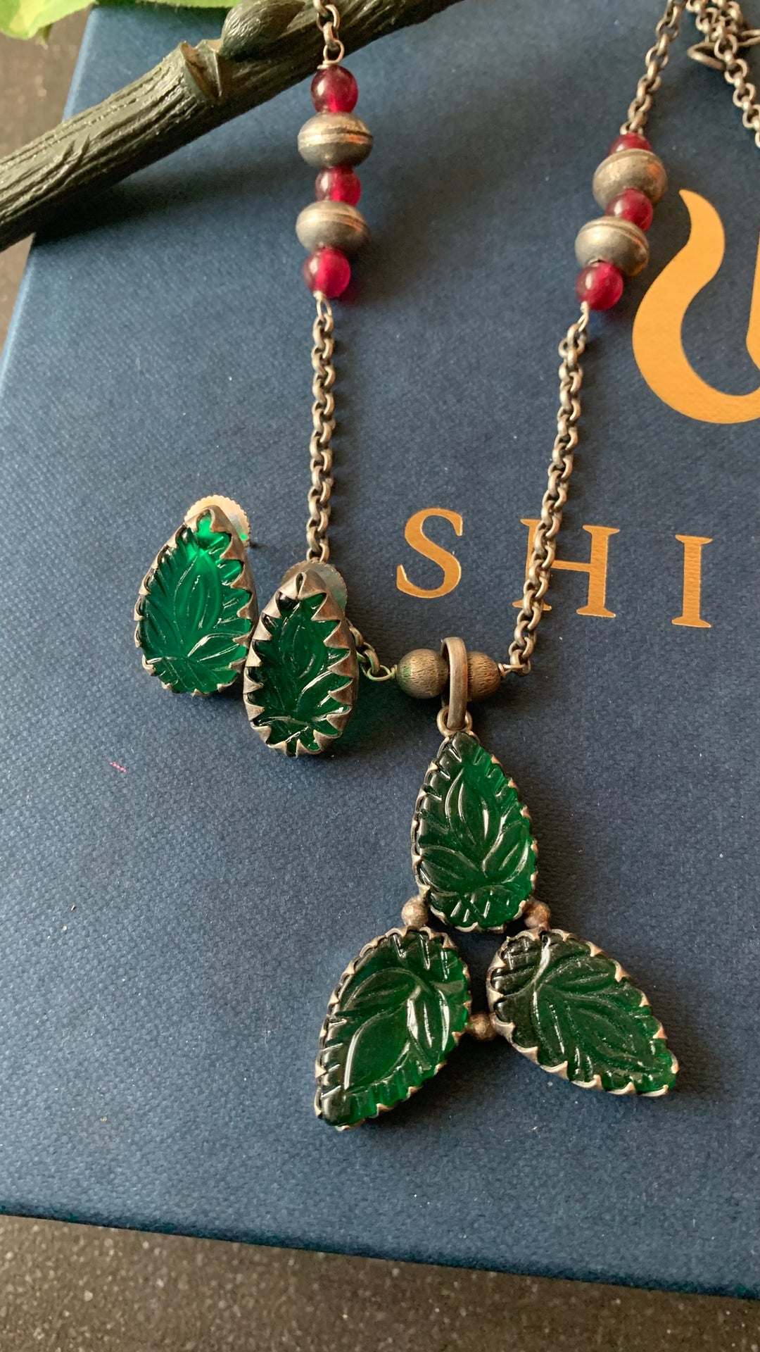 Beautiful Carved Leaves Necklace with Studs