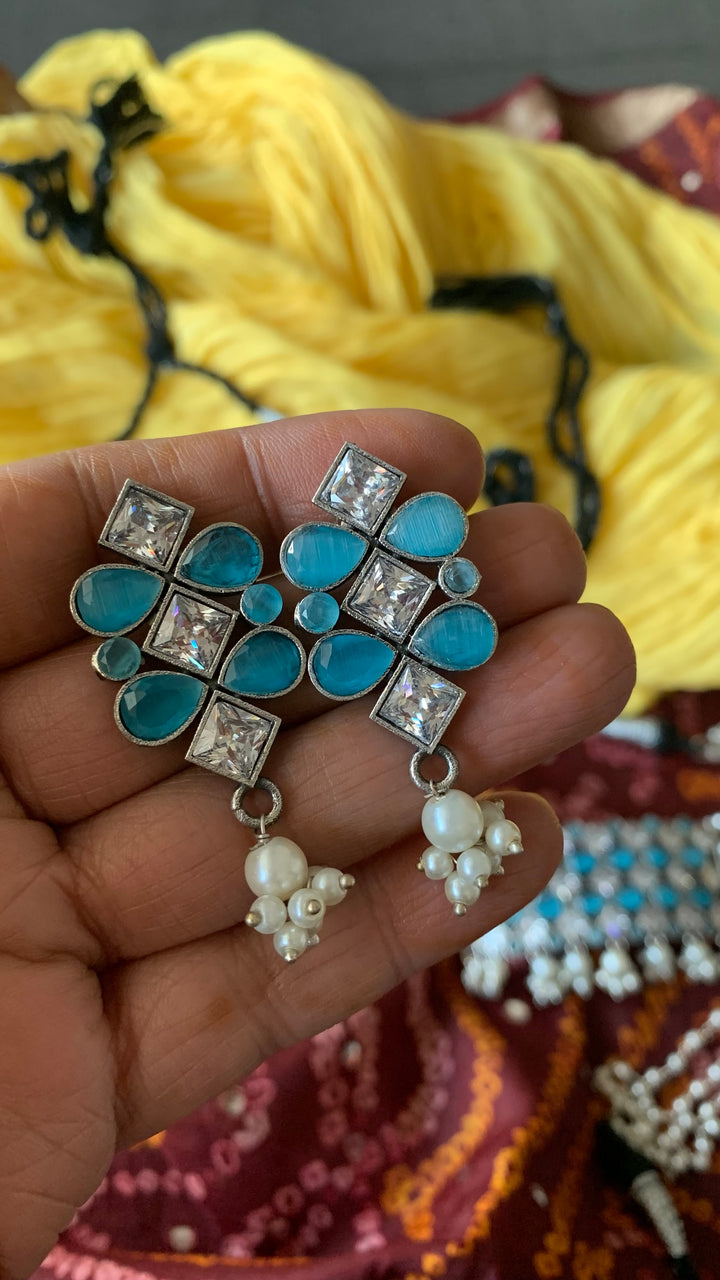 Beautiful Stones and Pearls Choker with Earrings