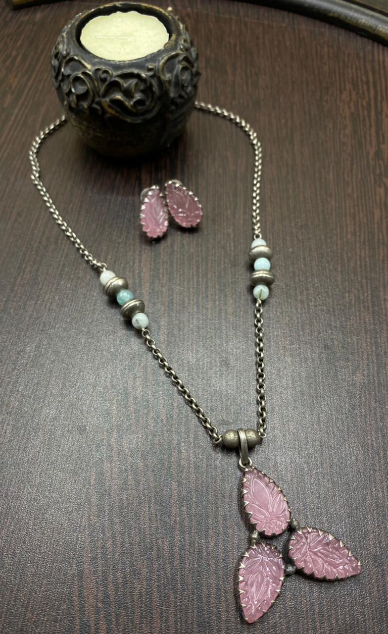 Beautiful Carved Leaves Necklace with Studs