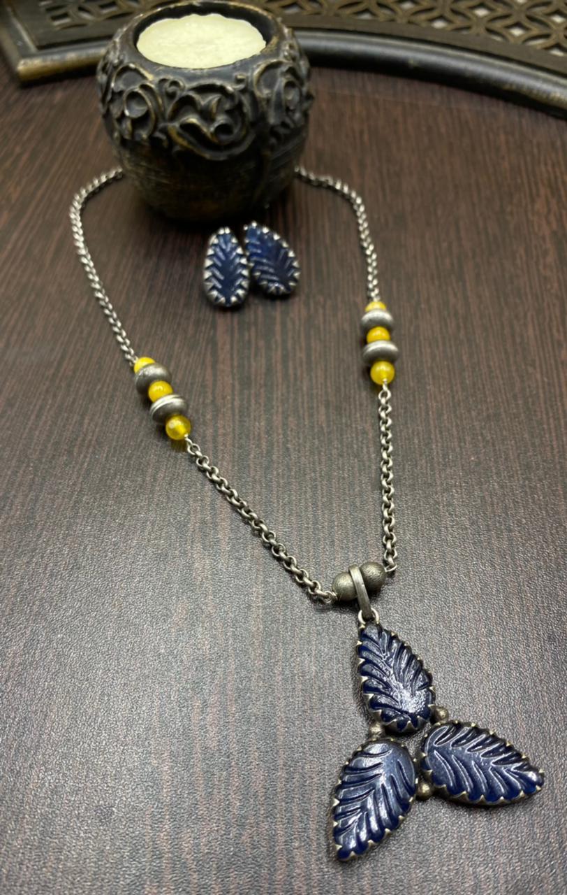 Beautiful Carved Leaves Necklace with Studs